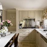 Kuchnia sąsiaduje z salonem i werandą.