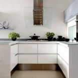 Kuchnia Stockholm od MEBELRUST ze szklanosatynowym blatem – 37 0 zł bez agd. Dekoracyjny okap DA 289-4 (7990 zł)