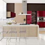 Kuchnia Stosa, model Diamante-rosso amaranto. Fronty laminowane na wysoki połysk oraz drewnopodobne blaty z konglomeratu