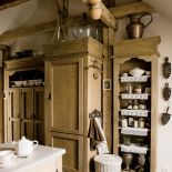 Drewniana kuchnia na poddaszu.