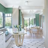 Kuchnia także urządzona została w wyrafinowanej kolorystyce: połączenie miętowej zieleni i ciepłej, wpadającej w beż