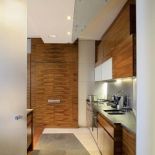 Kuchnia tworzy ciekawą kompozycję. Apartament znaleziony na randce