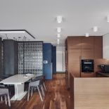 Kuchnia urządzona jest nowocześnie, minimalistyczne. Zgaszone odcienie lazuru dobrze komponują się z drewnem mebli.