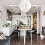 Sercem domu jest kuchnia z wyspą, ale znalazła się i kanapa, by dzieci mogły wygodnie towarzyszyć mamie podczas gotowania.