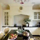 Kuchnia w angielskim stylu, z dobrymi pomysłami. Gospodarze ciekawie ukryli okap i ozdobili szafki. Ornament