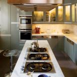 Kuchnia w chłodnych kolorach. Apartament w kamienicy na Powiślu