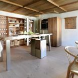 Kuchnia b2 – w przepastnej szafie ukryjemy kieliszki, misy i najpotrzebniejszy sprzęt. BULHAUP