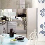 Kuchnia w srebrze: lodówka Alfa Line (2969 zł), płaski okap kominowy (2769 zł) i kuchenka do zabudowy z kolekcji