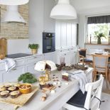 biała kuchnia w stylu rustykalnym