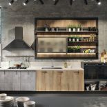 wiszące półki w kuchni w lofcie