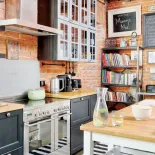 ściana z cegieł w kuchni w lofcie