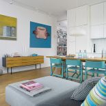 Kuchnia z lakierowanego MDF-u przypomina białą ścianę.