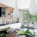 Kuchnia z tarasem toną w zieleni. Zgodnie z naturą: dom z wiszącym tarasem