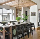 kuchnia z wyspą w stylu farmhouse