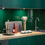 Kuchnia zanurzona jest w ciemnym, głębokim turkusie.