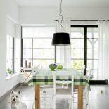 Kuchnia ze stołem pośrodku - przestronna i funkcjonalna.