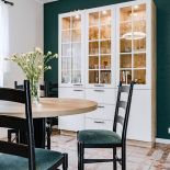 kredens zamiast wiszących szafek w kuchni