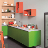 kolorowe kubiki zamiast wiszących szafek w kuchni