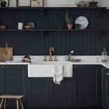 półki zamiast wiszących szafek w kuchni