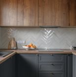 ciemnoszare i drewniane szafki w kuchni