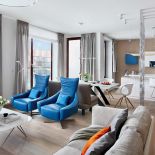 Kuchnia otwarta na salon w bieli i błękicie