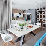 Kuchnia otwarta na salon w bieli i błękicie