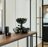 kuchnia w bieli czerni i drewnie