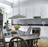 biała kuchnia w kamienicy styl eklektyczny