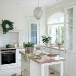 kuchnia z białymi frontami