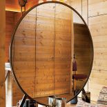 Kuchnię od salonu oddziela brązowe lustro z początku XX wieku, które niegdyś służyło kopenhaskiemu handlarzowi futrami.