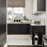 Kuchnię pod wymiar zrobiła firma Witolda Grali, podłogi są z hiszpańskiego gresu, blat z konglomeratu