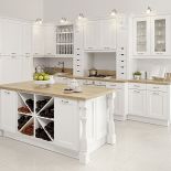 Kuchnię Villa 2 wyróżniają: uchwyty z dekoracyjną krakelurą i rzeźbione kolumienki, WFM