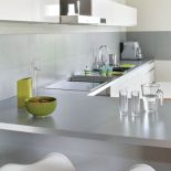 Kuchnię właściciele zaprojektowali sami, specjalnie otworzyli ją i połączyli z salonem.