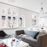 Kuchnię z jadalnią oddziela od salonu kanapa. Czerwony perski dywan jest od babci.