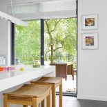 Kuchnię ze szklanymi frontami Anna znalazła w niemieckiej firmie Rational, barowe krzesła De nord w Scandinavian Living.