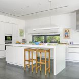 Kuchnię ze szklanymi frontami Anna znalazła w niemieckiej firmie Rational, barowe krzesła De nord w Scandinavian Living.