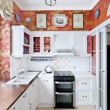 Kuchnie zrobili koledzy gospodarza z pracowni. Roleta została uszyta z tkaniny londyńskiej firmy Colony.