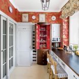 Kuchnie zrobili koledzy gospodarza z pracowni. Roleta została uszyta z tkaniny londyńskiej firmy Colony.