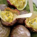 Kuleczki z mięsa krabowego w połówkach marakui.