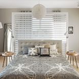 Sypialnia. Efektownym, choć prostym patentem jest żaluzjowa ścianka w sypialni: przesłania nie najlepszy widok, a także dodaje intymności.