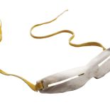 Wykonane z kości, używane przez Eskimosów do ochrony oczu przed silnym światłem