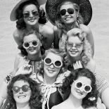 Każda kobieta może wyglądać jak Audrey Hepburn. Wystarczy, że upnie włosy, kupi duże okulary przeciwsłoneczne