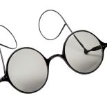 XIX-wieczne okulary przeciwsłoneczne, wykonane z metalu, z szarymi soczewkami pełniącymi funkcję ochronną, Anglia