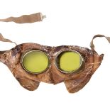 Jedne z pierwszych okularów lotniczych – gogli, wykonane ze szkła, skóry i bawełny