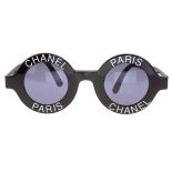 Okulary z oprawkami prezentującymi logo Chanel, Włochy