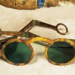 Z ciemnozielonymi soczewkami, Francja, XVIII wiek