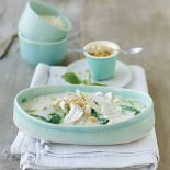 Kurczak w mleku kokosowym. Zioła dodają smaku