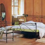 Kute meble dobrze wyglądają w komplecie. Łóżko, ława, stolik i lustro z kolekcji Cerete. HASENA