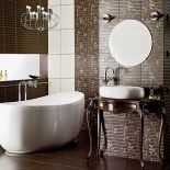 Kwiatowy motyw z kolekcji Fiji nawiązuje do japońskiego wzornictwa. Płytki są matowe i dodatkowo ozdobione