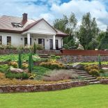 Kwiaty i krzaki rosną na specjalnie zaprojektowanych rabatach. Mają układ kaskadowy.